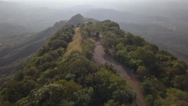 Luchtfoto Motorrijder Nadert Berguitkijkpunt Landelijk India — Stockvideo