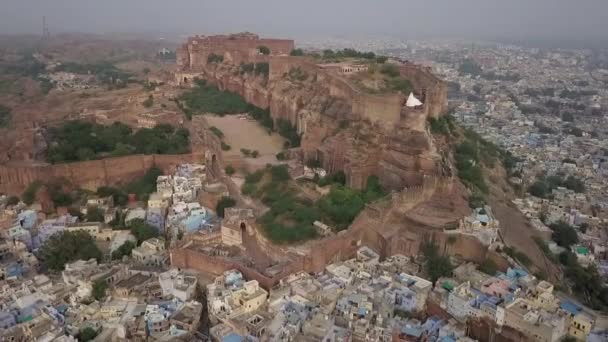 历史上的Mehrangarh要塞耸立在印度Jodhpur蓝城上空 — 图库视频影像