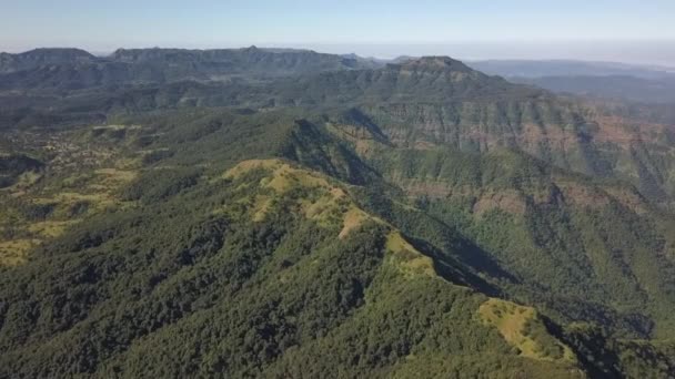 Uitzicht Vanuit Lucht Weelderig Groen Laaggebergte Met Bergkammen — Stockvideo