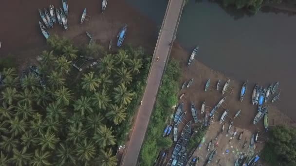 Antenne Motorräder Überqueren Saleri Brücke Tropischen Agonda Goa Indien — Stockvideo