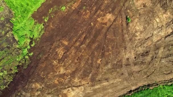 Widok Góry Maszyny Ciągnącej Grunt Orki Polu Rolniczym Szlaków Pyłowych — Wideo stockowe