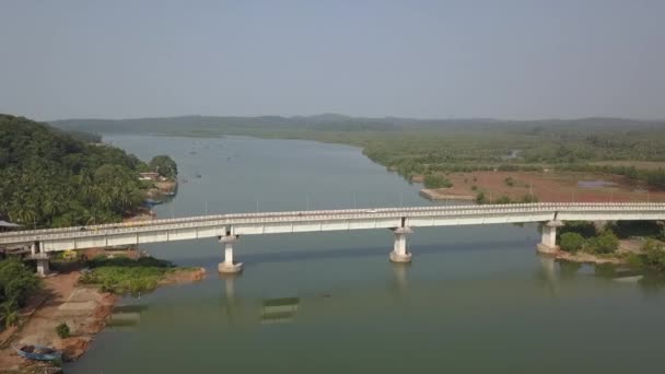 Шоссе Пересекает Приливный Речной Мост Тропическом Гоа Индия — стоковое видео
