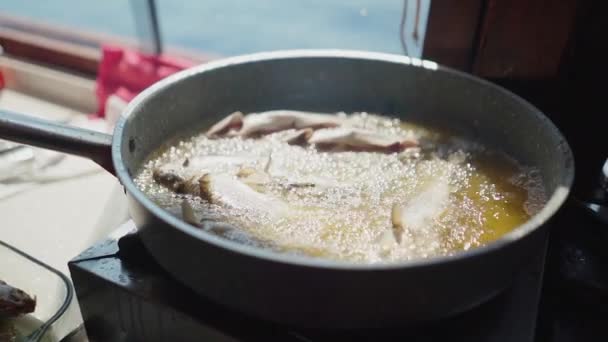Movimiento Lento Pescado Pequeño Frito Sartén Salsa Aceite Caliente Cocina — Vídeos de Stock