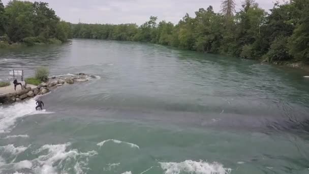 Surfař Cáry Reuss River Stojící Vlna Bremgarten Švýcarsko — Stock video