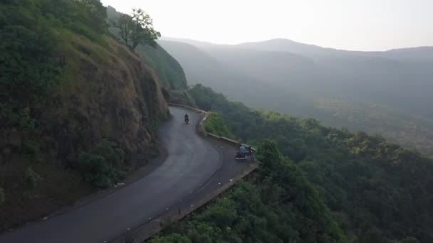 Motorrad Fährt Nebligem Tag Indien Malerische Bergstraße Hinunter — Stockvideo