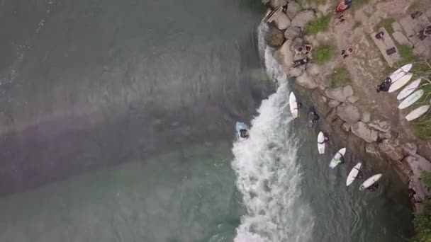 Zwitserse Surfers Rij Voor Staande Golf Onder Stuw Reuss River — Stockvideo