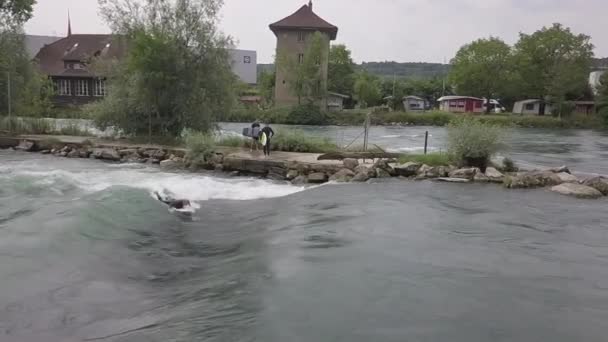 Zwitserse Surfer Staat Zijn Surfplank Riviergolf Onder Stuw — Stockvideo