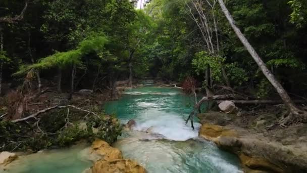 Cascate Nella Giungla Tropicale Cascata Nella Foresta Pluviale Tiro Aereo — Video Stock