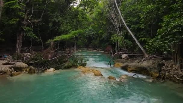 Aérien Dolly Tourné Dessus Cascades Cascade Dans Jungle Tropicale Forêt — Video