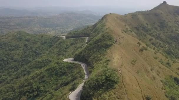 上升的空中显示蜿蜒的道路被切割成陡峭的山坡边 — 图库视频影像