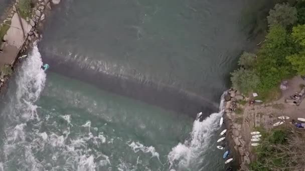 Overhead Εναέρια Άποψη Των Surfers Surfing Στέκεται Ελβετικό Ποτάμι Κύμα — Αρχείο Βίντεο