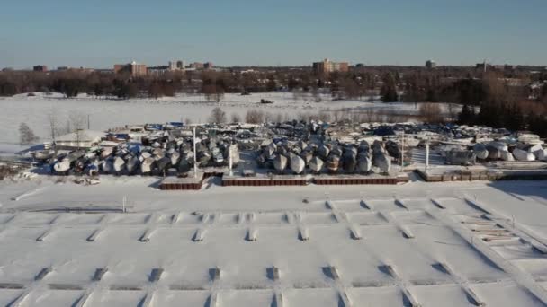 Docas Congeladas Mostradas Por Drone Com Veleiros Cobertos Armazenamento Para — Vídeo de Stock