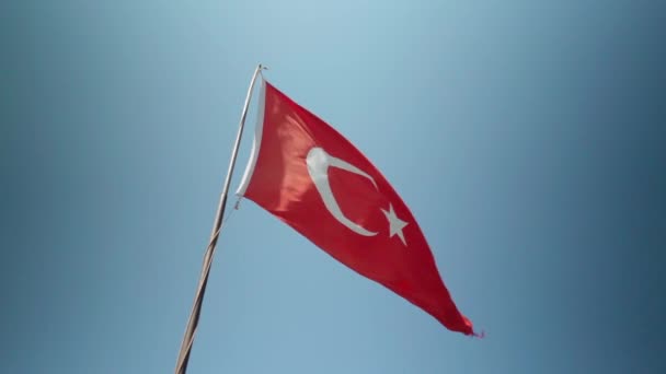 Geïsoleerde Lage Hoek Rood Turkse Vlag Fladdert Tegen Diep Blauwe — Stockvideo