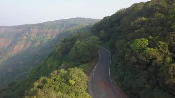 インドの曲がりくねった山道で低空中トラックバイクのトラフィック — ストック動画