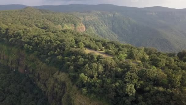 Μοτοσικλέτα Βόλτες Στην Κορυφή Του Δρόμου Στενό Σπιρούνι Στα Βουνά — Αρχείο Βίντεο