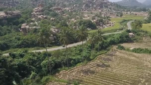 Rastreo Aéreo Motocicleta Través Rocas Granito Palmeras — Vídeos de Stock