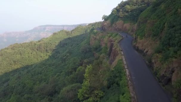 Aéreo Motorcycle Drives Estrada Cortada Íngreme Exuberante Montanha — Vídeo de Stock