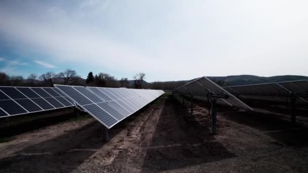 Volando Entre Filas Paneles Eléctricos Solares Una Planta Producción Energía — Vídeo de stock