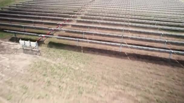 Voando Rapidamente Sobre Linhas Horizontais Painéis Fotovoltaicos Solares Neutros Carbono — Vídeo de Stock