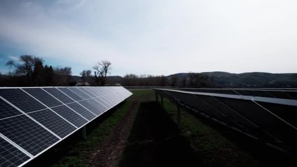 Een Fotovoltaïsche Elektriciteitscentrale Het Platteland Groene Energie Antenne — Stockvideo