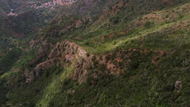 西班牙加那利群岛Mirador Roque Blanco看到的郁郁葱葱的山脉和山谷 无人驾驶飞机射击 — 图库视频影像