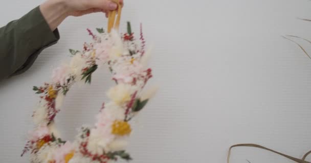 Florist Puts Wild Flower Crown White Wall Close Static View — Stock Video