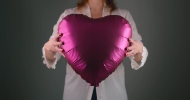 Portrait Woman Showing Giving Heart Shape Balloon Isolated Grey Background — Stock Video