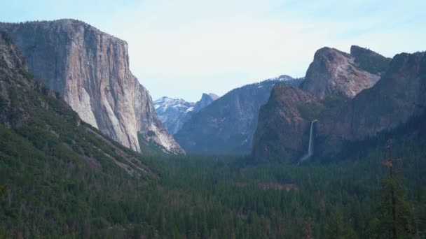 Ampia Panoramica Della Catena Montuosa Spettacolare Cascata Nella Yosemite Valley — Video Stock