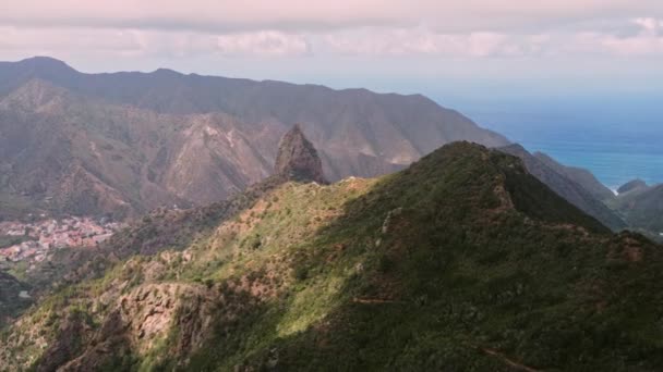 ゴメラの山岳風景 スペイン 航空機のドローン撮影 — ストック動画