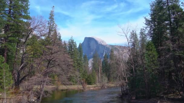 Bred Bild Idylliskt Landskap Med Merced River Och Half Dome — Stockvideo