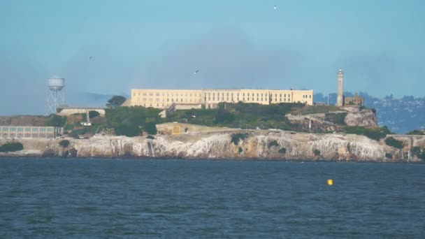 Brede Opname Van Beroemde Alcatraz Gevangenis Het Eiland Tijdens Zonnige — Stockvideo