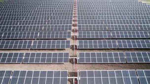 Hypnotic Horizontal Pattern Solar Photovoltaic Panel Green Energy Facility Aerial — стоковое видео