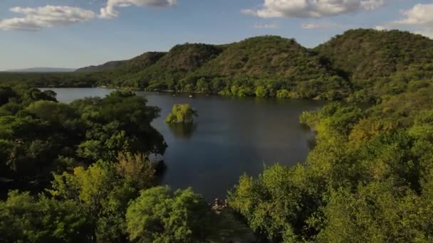 Aerial Flyover Vacker Sjö Omgiven Grön Vegetation Sommaren Argentinsk Vildmark — Stockvideo