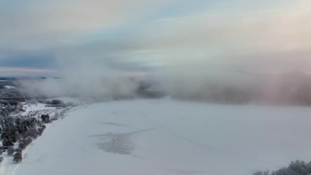 空のドローンは フィンランドのカイヌーにあるブオカッティの丘 日没に向かって雲を通して眺めます — ストック動画