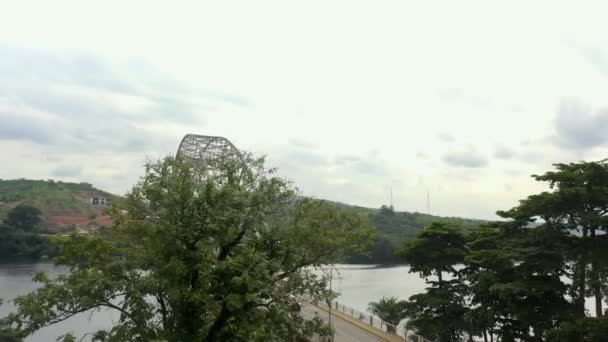 アフリカ ガーナのアドミ橋を渡る — ストック動画