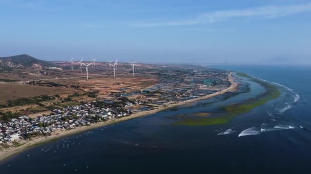 Windturbines Samen Met Een Kustdorp Aan Het Strand Met Golven — Stockvideo