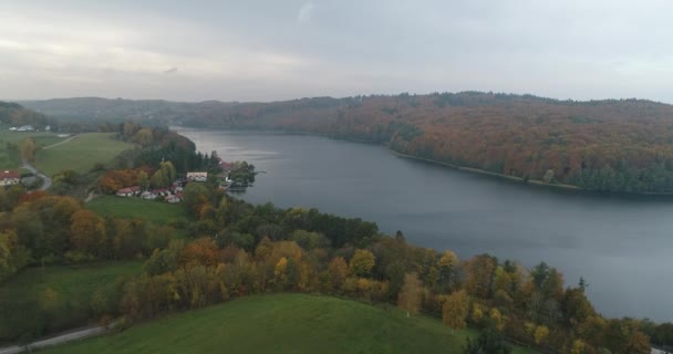 波兰卡苏比地区 空中景观绿林和高山湖泊 无人驾驶飞机在未受污染的自然景观林地上空飞行 — 图库视频影像