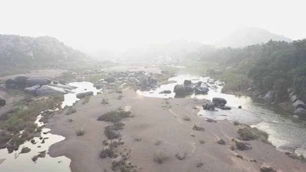 Flyover Aéreo Alto Rio Nebuloso Chave Com Enormes Pedregulhos Hampi — Vídeo de Stock