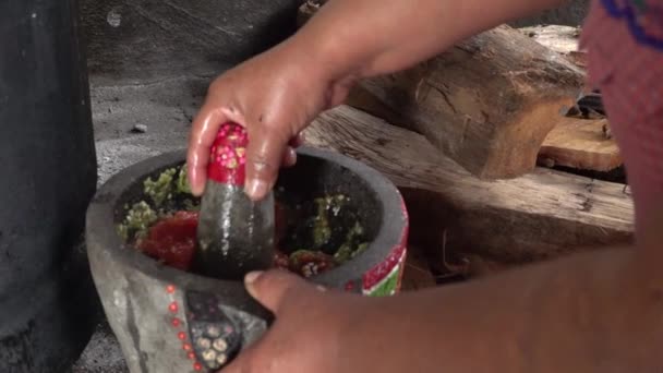 Mexican Woman Crushing Tomatoes Molcajete — Vídeo de Stock