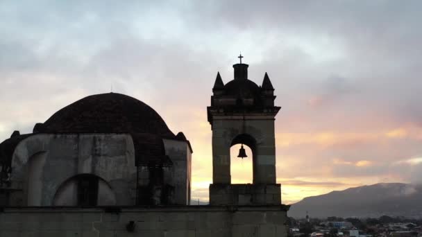 Αεροφωτογραφία Καμπαναριού Της Εκκλησίας Ηλιοβασίλεμα — Αρχείο Βίντεο