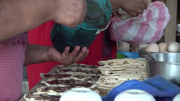 Wanita Memasak Makanan Meksiko Dari Oaxaca — Stok Video