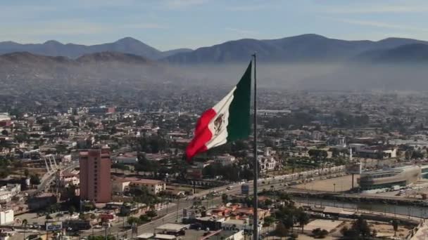 Bandera México Ondeando Sobre Ciudad Ensenada — Vídeo de stock