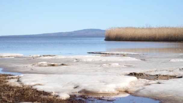 位于瑞典Vstergtland县Kinnekulle前面的一座平坦山顶上的冰和芦苇 位于Vnern湖东岸 — 图库视频影像
