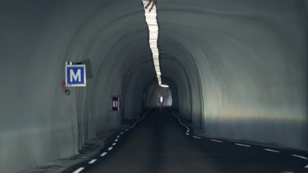 Smalle Tunnel Muren Bedekt Met Beton Lichtjes Het Plafond — Stockvideo