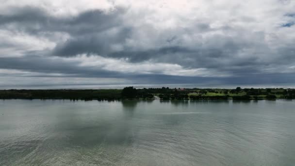 Ατμοσφαιρικά Σύννεφα Πετούν Πάνω Από Λιμάνι Της Ohiwa Προς Χερσόνησο — Αρχείο Βίντεο