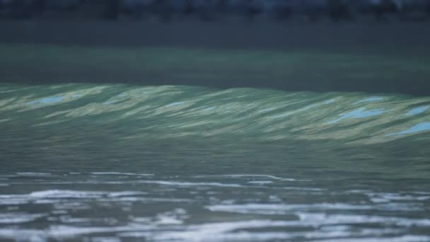 薄いターコイズブルーの波がうねり 海岸に打ち寄せる スローモーション — ストック動画