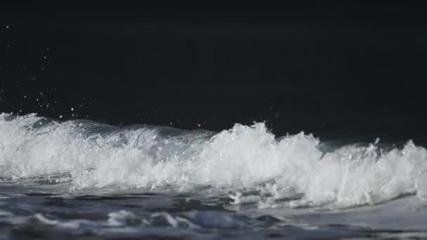 Gelombang Membengkak Dan Kemudian Istirahat Pantai Berpasir Lambat Gerak — Stok Video