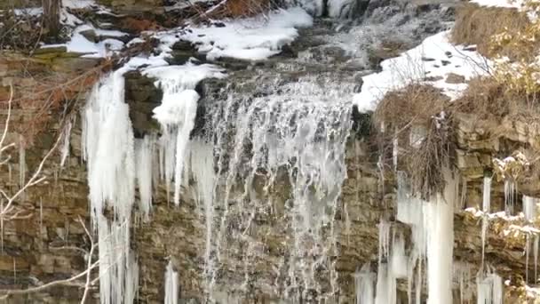 Bevroren Niagara Escarpment Watervallen Vallen Uit Ijskoude Kreek Hamilton Ontario — Stockvideo