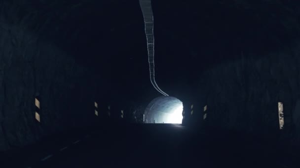 狭窄的黑暗隧道 有岩石墙 在隧道的尽头可以看到亮光 慢动作 向前开 — 图库视频影像