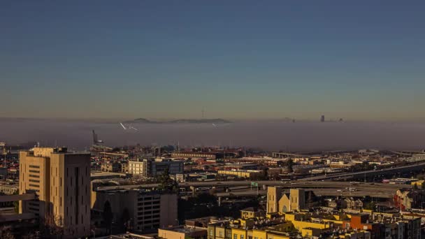 Timelapse Ampui Tumman Pilven Liikkeen San Franciscon Keskustan Horisonttiin Illalla — kuvapankkivideo